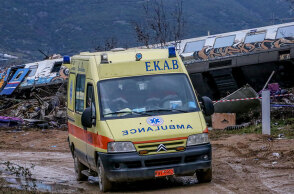 Ασθενοφόρο του ΕΚΑΒ στα Τέμπη στο σημείο που έγινε η σύγκρουση τρένων