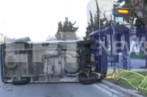 Φορτηγάκι έπεσε πάνω σε στάση του ΟΑΣΘ