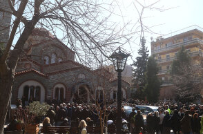 Θρήνος στην κηδεία του 54χρονου αστυνομικού και του 15χρονου γιου του