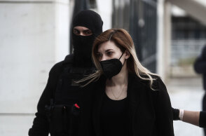Η Ρούλα Πισπιρίγκου οδηγείται στη δίκη