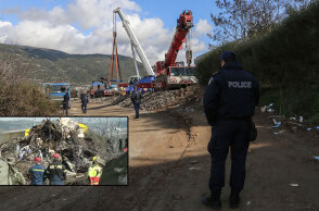 Γερανοφόρα οχήματα στον τόπο της τραγωδίας στα Τέμπη | Ένθετη: Ό,τι απέμεινε από το βαγόνι - κυλικείο