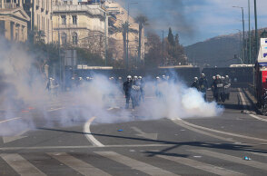Επεισόδια και χημικά στο Σύνταγμα μετά την πορεία για την τραγωδία στα Τέμπη
