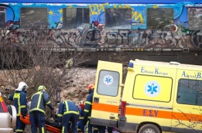 Τέμπη  - Μεταφορά στο νοσοκομείο από διασώστες