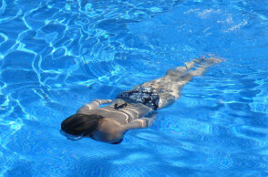 Γυναίκα σε πισίνα