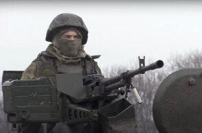 Ρώσος στρατιώτης σε σημείο ελέγχου στο Λουχάνσκ της Ανατολικής Ουκρανίας