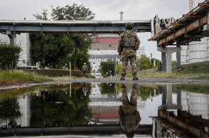 Περιπολία Ρώσου στρατιώτη στις εγκαταστάσεις του πυρηνικού σταθμού της Ζαπορίζια