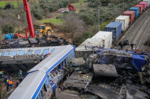 Συντρίμμια στα Τέμπη μετά το πολύνεκρο σιδηροδρομικό δυστύχημα
