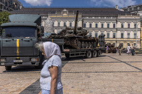 Ηλικιωμένη περνά μπροστά από κατεστραμμένο ρωσικό τανκ στο Κίεβο