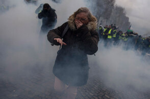 Γυναίκα σε διαδήλωση στο Παρίσι δυσκολεύεται να αναπνεύσει από τα δακρυγόνα