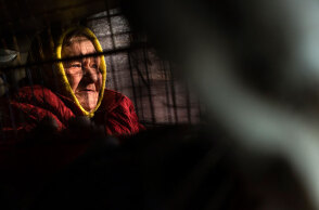 Η 72χρονη Βαλεντίνα, κάτοικος του Μπαχμούτ στην Ανατολική Ουκρανία, απομακρύνεται από την πόλη, όπου μαίνονται οι μάχες με τη Ρωσία