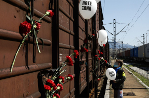 Ένα παιδί αφήνει ένα λουλούδι στο βαγόνι τρένου που μετέφερε χιλιάδες Έλληνες Εβραίους σε ναζιστικά στρατόπεδα συγκέντρωσης