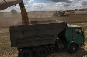 Φόρτωση σιτηρών σε φορτηγό σε αγροτική περιοχή κοντά στο Κίεβο της Ουκρανίας