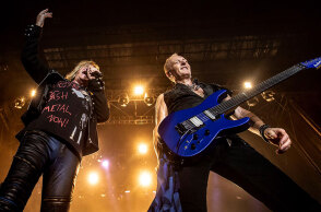 Joe Elliot και Phil Collen των Def Leppard επί σκηνής