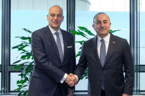 Σε θερμό κλίμα η συνάντηση Δένδια - Τσαβούσογλου στις Βρυξέλλες