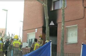 Πυροσβέστες στη Βαρκελώνη έξω από το κτίριο όπου ξέσπασε η φονική πυρκαγιά