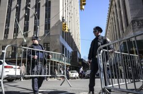 ΗΠΑ: Ο Ντόναλντ Τραμπ με χειροπέδες ή ένας ακόμη από τους οικείους "θορύβους" που συνοδεύουν τον πρώην πρόεδρο;	