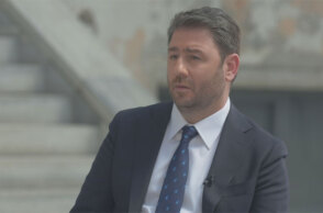 Στιγμιότυπο από τη συνέντευξη του προέδρου ΠΑΣΟΚ-ΚΙΝΑΛ Νίκου Ανδρουλάκη στην ΕΡΤ