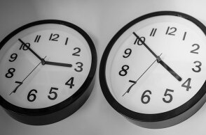 Ρολόγια πριν και μετά την αλλαγή ώρας 2023