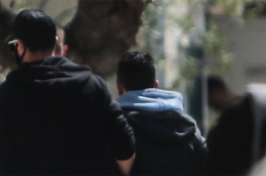 Ο 44χρονος προπονητής οδηγείται στην ανακρίτρια προκειμένου να απολογηθεί