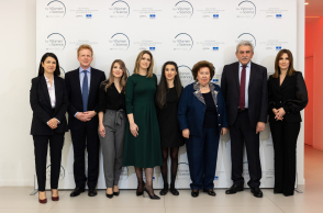 Δήμητρα Πετρίδη, Alex Davison, Ιωάννα Κεκλίκογλου, Ελένη Βεργαδή, Μαρούλα Κόκοτου, Αικατερίνη Τζιτζικώστα, Τριαντάφυλλος Αλμπάνης, Νίκη Λυμπεράκη