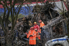 Διασώστες επιχειρούν στον τόπο του δυστυχήματος στα Τέμπη