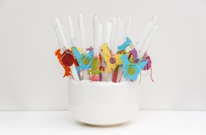 Χειροποίητες λαμπάδες για παιδιά με ξύλινα σύμβολα από τις συλλογές του Μουσείου.