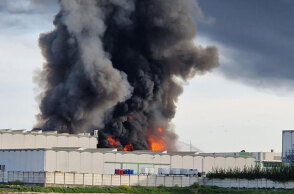 Πυρκαγιά σε εργοστάσιο χημικών στη Νοβάρα της Ιταλίας