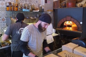 Salento street food: Δοκιμάσαμε τις πίτσες, τις σαλάτες, τα σάντουιτς και τα λαζάνια του εστιατορίου στη Βενιζέλου της Θεσσαλονίκης.