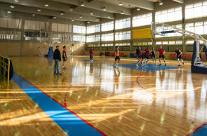 To κλειστό γήπεδο μπάσκετ «Παναγιώτης Γκάζγκας» στο Μετς