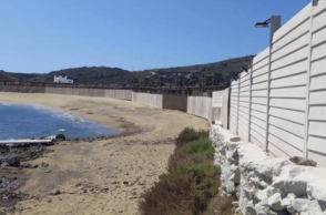 Μύκονος: Φράχτης στην παραλία Πάνορμος