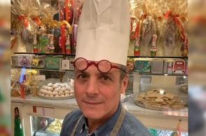Ο Γιάννης Μουρούζης είναι η ψυχή ενός ιστορικού θεσσαλονικιώτικου ζαχαροπλαστείου