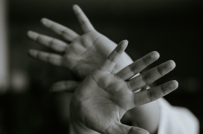 Άτομο με τα χέρια μπροστά στο πρόσωπο - Εικόνα που παραπέμπει στην ανάγκη το άτομα να προστατευτεί και να αποφύγει την επίθεση - κίνδυνο