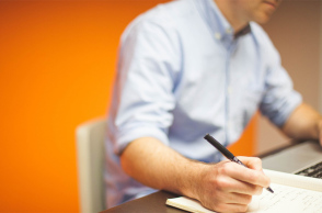 Άνθρωπος με λάπτοπ