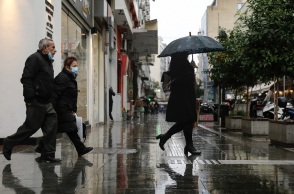 Καιρός σήμερα: Βροχές και καταιγίδες τη Μεγάλη Τρίτη - Ανεβαίνει η θερμοκρασία