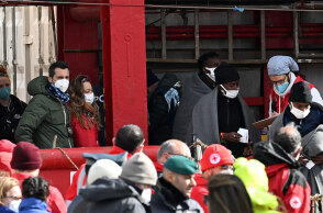 Μετανάστες που διασώθηκαν από τις ιταλικές αρχές