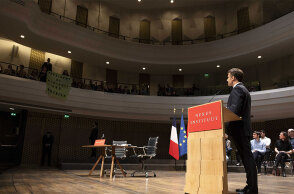 Διαδηλωτές διέκοψαν ομιλία του Μακρόν στην Ολλανδία