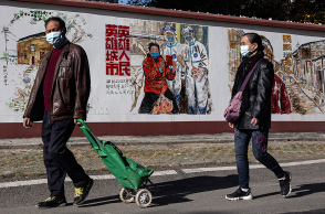 Πολίτες με μάσκα στην Κίνα