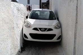 Σαντορίνη: Αυτοκίνητο σφήνωσε σε στενό δρόμο στη Μεσαριά