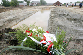 Ένα μπουκέτο λουλούδια στη μνήμη των θυμάτων στο στρατόπεδο συγκέντρωσης Νόιενγκαμμε