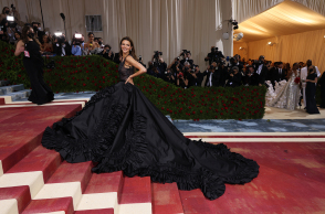 Η Kendall Jenner στο κόκκινο χαλί του MET Gala 2022. 