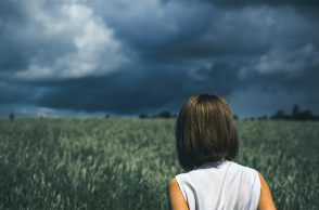 Κορίτσι στην εξοχή