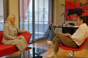 Στιγμιότυπο από τη συνάντηση του Αλέξη Τσίπρα με τη Ράνια Θρασκιά