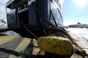 Σκοινιά πλοίων δεμένα στους κάβους