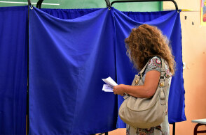 Πολίτης σε εκλογικό τμήμα