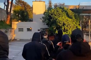 Στιγμιότυπο από την εισβολή μελών της Χρυσής Αυγής σε έκθεση στην Καλαμαριά