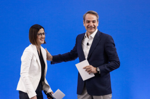 Ο Κυριάκος Μητσοτάκης με την Ειρήνη Αγαπηδάκη κατά την παρουσίαση του ψηφοδελτίου Επικρατείας της ΝΔ