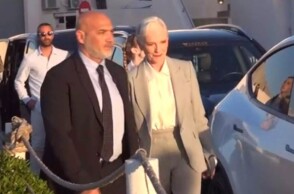 H Maye Musk, μητέρα του Έλον Μασκ, στη Σαντορίνη