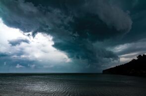 Σύννεφα βροχής κοντά στη Χαλκίδα