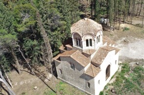 Εξωτερική άποψη του βασιλικού μαυσωλείου στο Τατόι