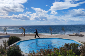 Ήλιος με σύννεφα στον Φλοίσβο